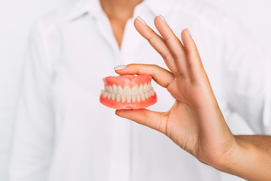 仮の入れ歯の試適