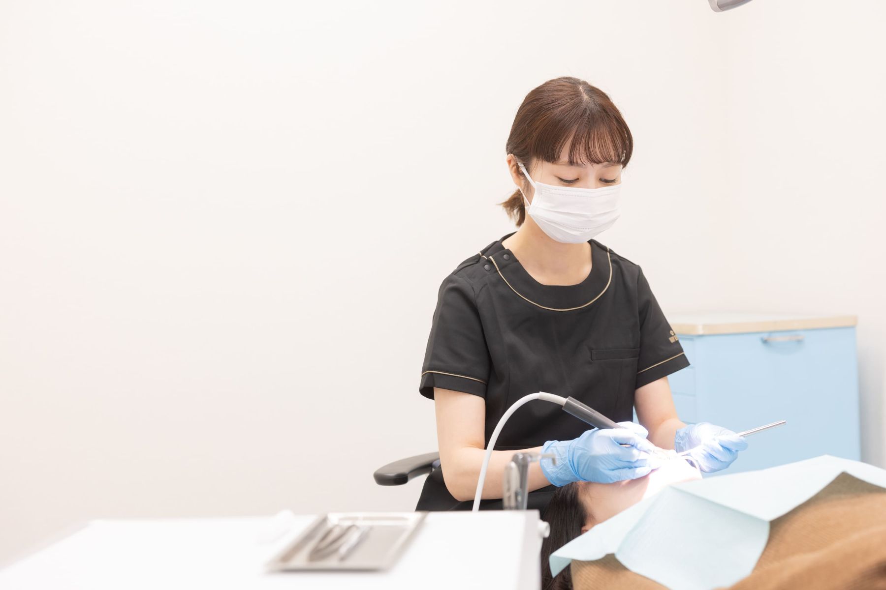 汚染された神経・血管を取り除き、洗浄・消毒をしていきます。